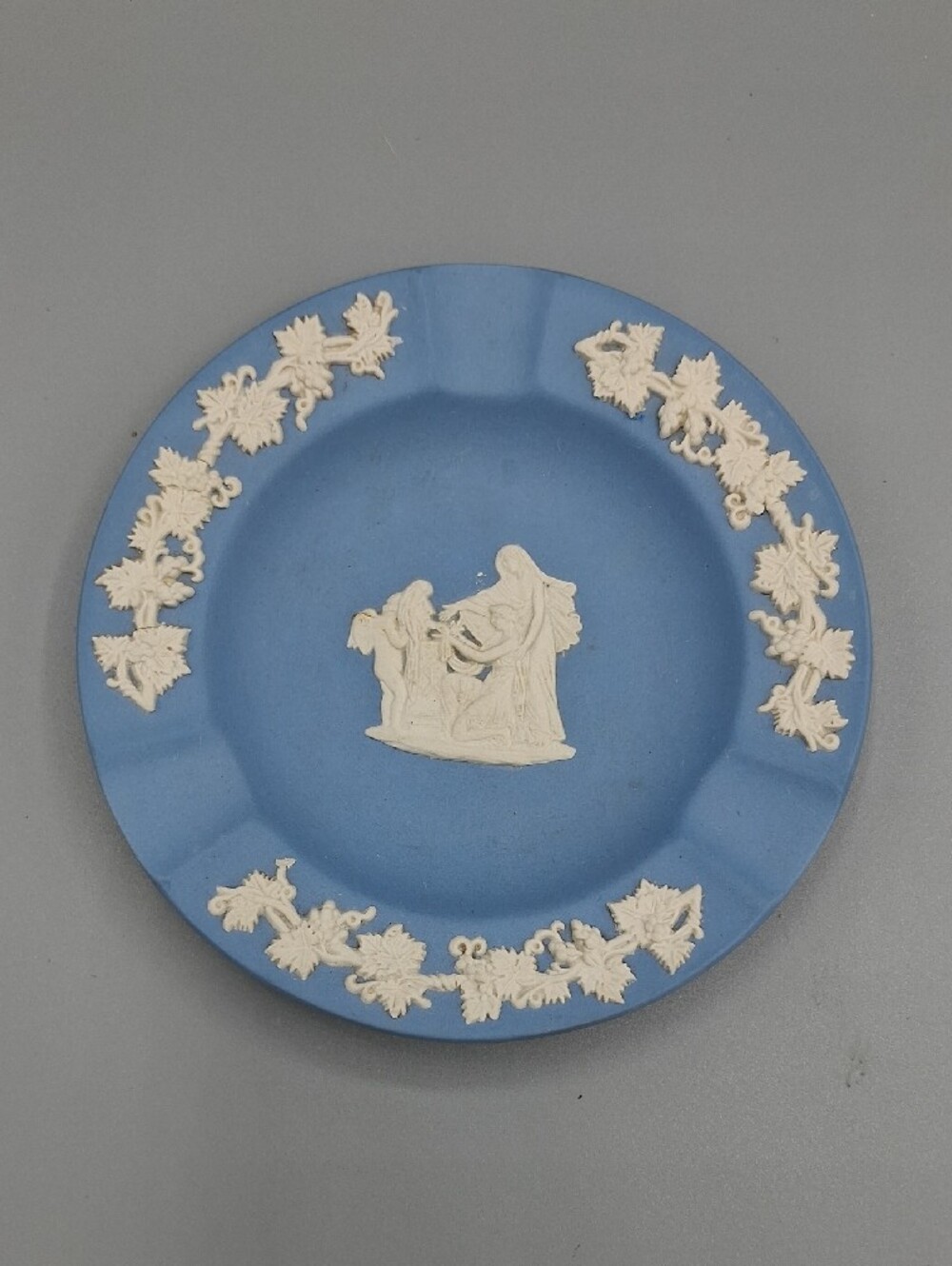 Vintage Neoclassical Jasperware Ashtrays in Blue and Green - Picture 2 of 5